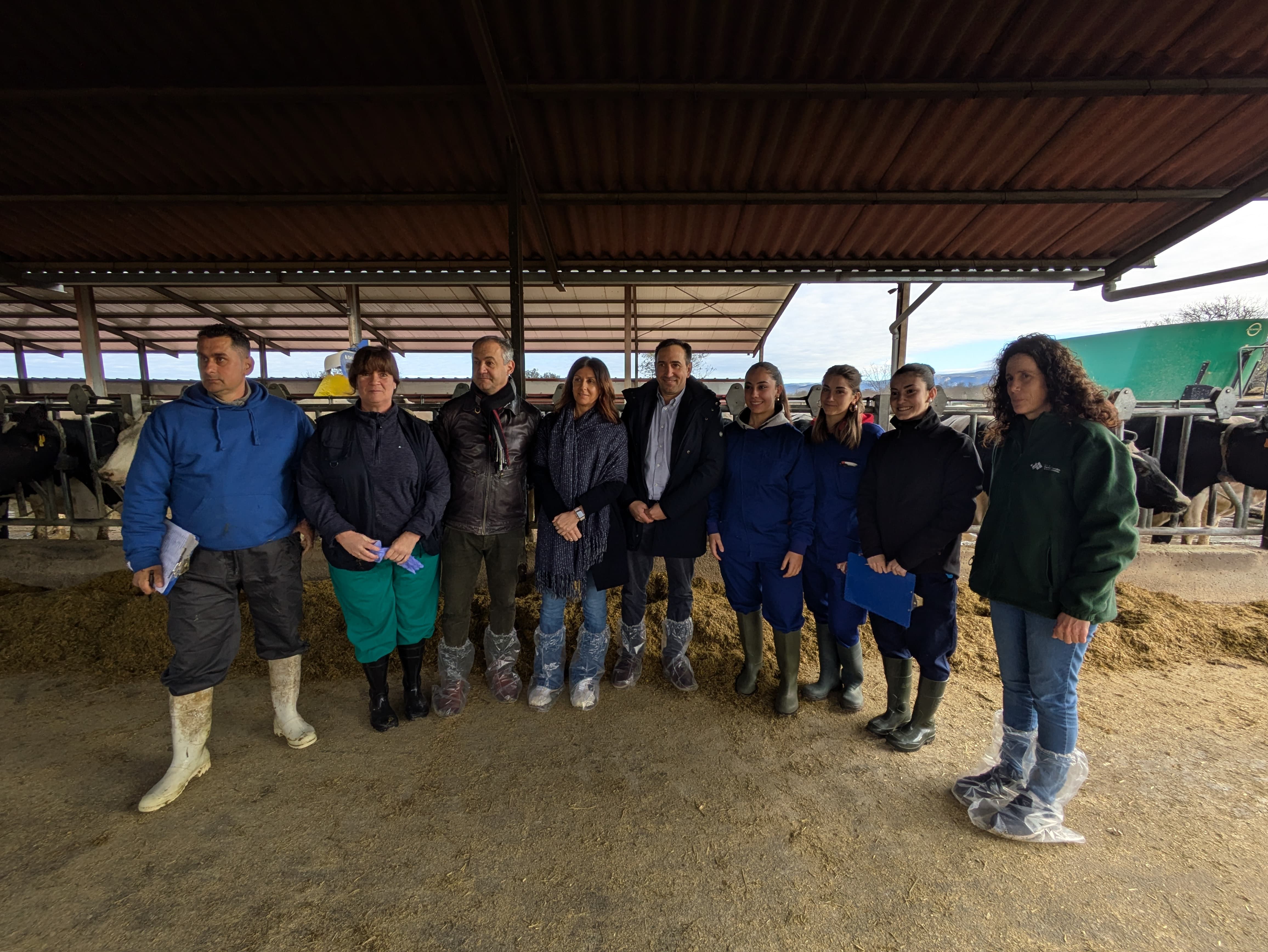 Los alumnos del Grado Superior de Ganadería y Asistencia en Sanidad Animal del CIFP de Segovia ponen en práctica sus conocimientos en una explotación ganadera